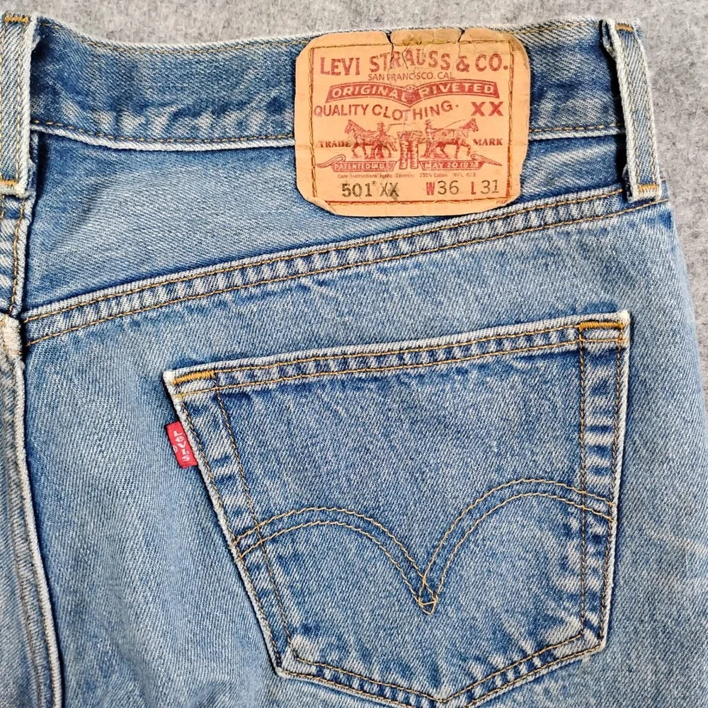 Vintage Levis 501 Mens Light Wash Blue Straight Leg Button Fly Denim Jeans 34x28